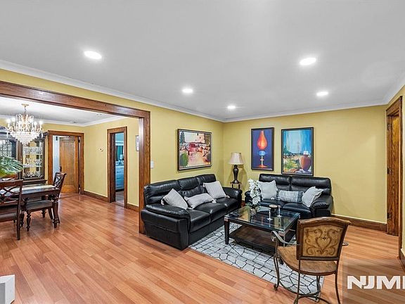 4th image of 16 Washington Avenue
