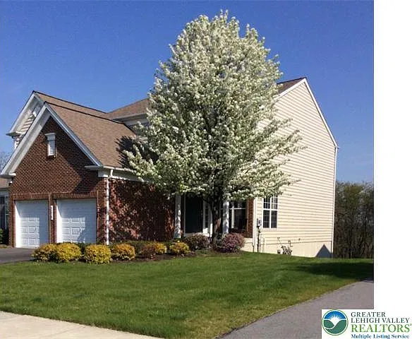 3 bed, 2.5 bath, 2386 sqft, $2,800 — Photo 1