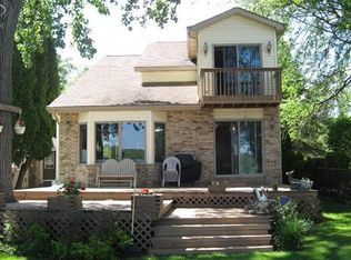 10360 Walnut Shores Dr, Fenton, MI 48430