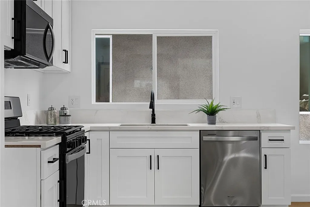3 bed, 1050 sqft, $3,200 — Photo 4