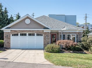24 Somerset Dr, Rocky River, OH