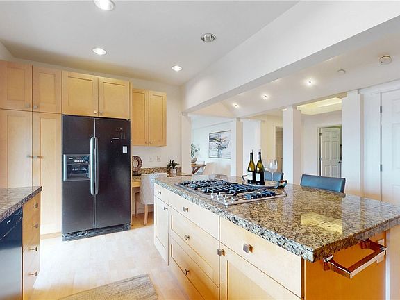 5th image of 907 Warren Ave N APT 303