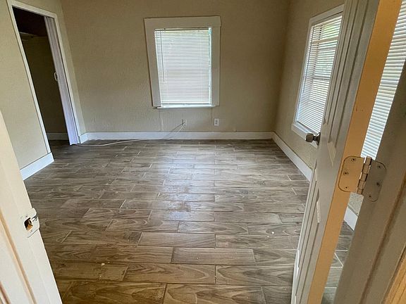 5th image of 1316 S Oleander Ave