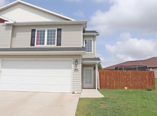 1046 Madison Ln, Bismarck, ND 58503