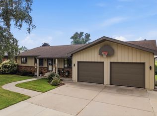 220 Country Club Dr, Lewiston, MN 55952