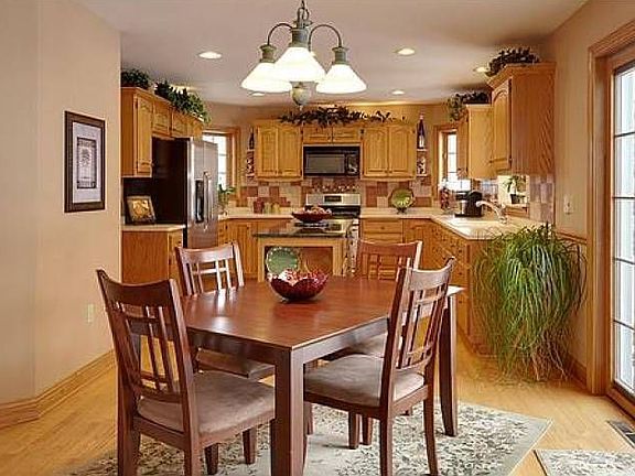 View dinette to kitchen