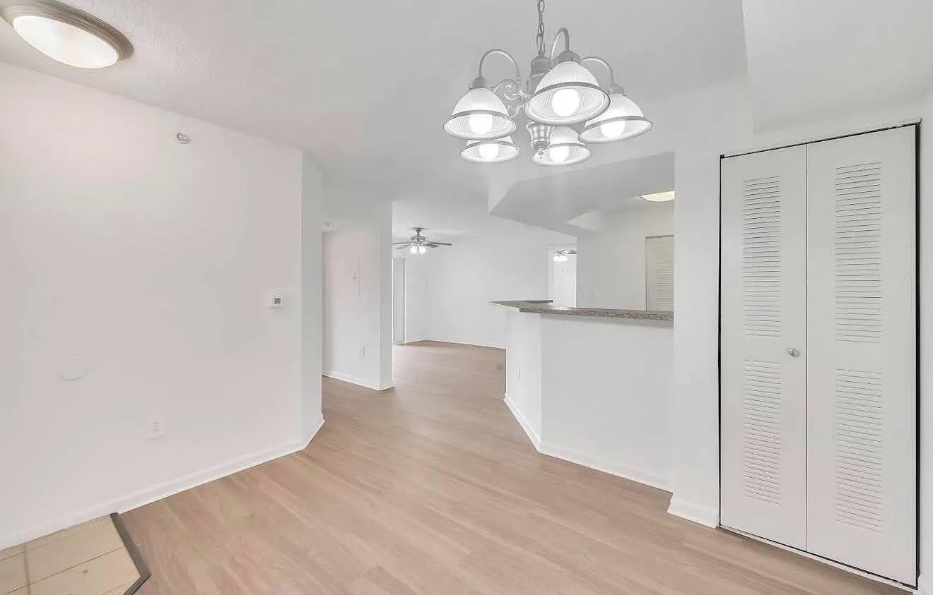 3 bed, 2.0 bath, 1065 sqft, $2,295 — Photo 2