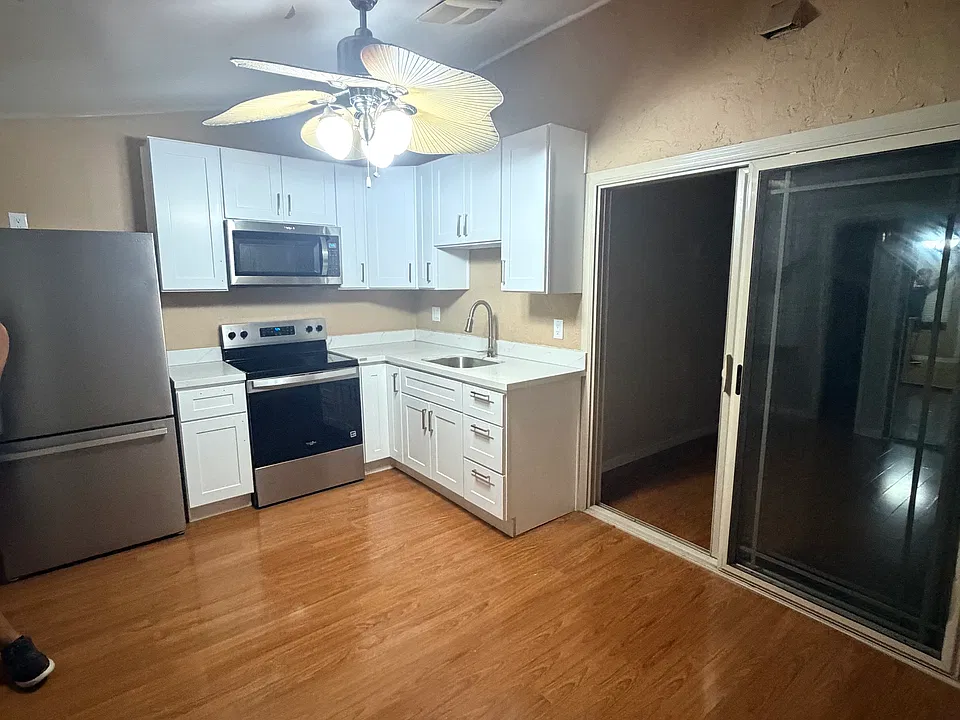 Cloverleaf Cir