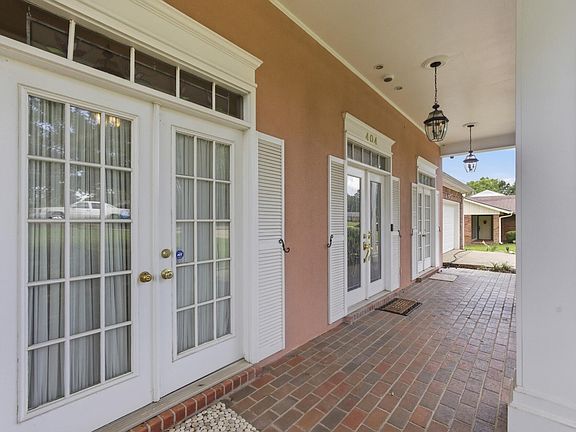3rd image of 404 Oakbrook Cir