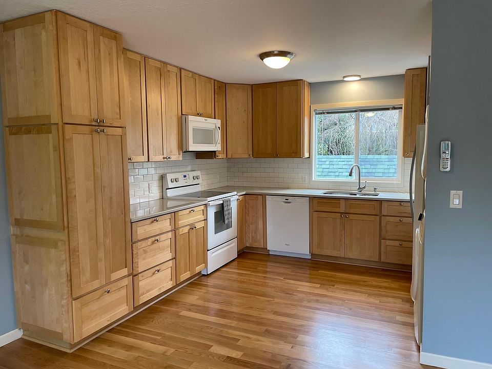 Kitchen: includes dishwasher and under-mount sink w/quartz countertops.