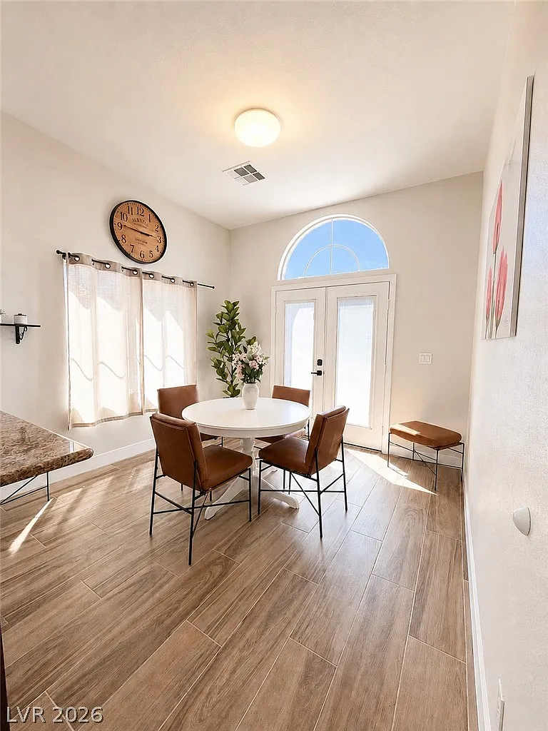 3 bed, 1315 sqft, $2,495 — Photo 4