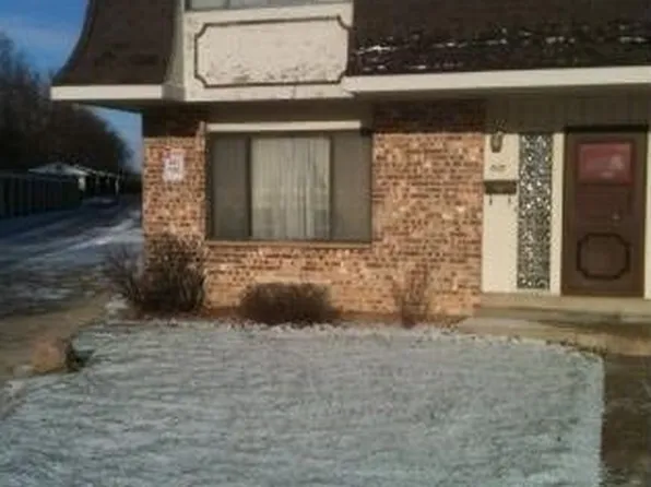 6121 W Calumet Rd #32, Milwaukee, WI 53223