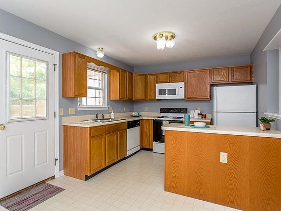 2nd image of 623 Stonewall Dr