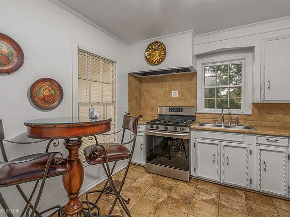 3rd image of 515 Davis St