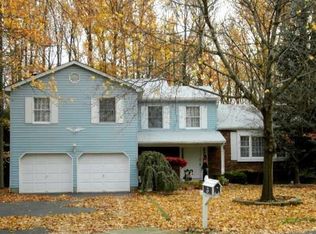 3 Aspen Cir, Edison, NJ 08820