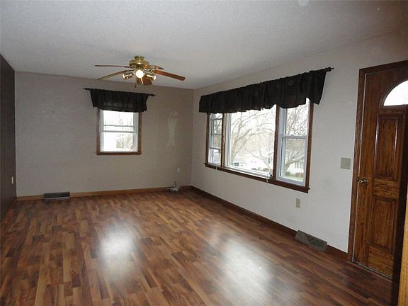 4th image of 637 N Birch St