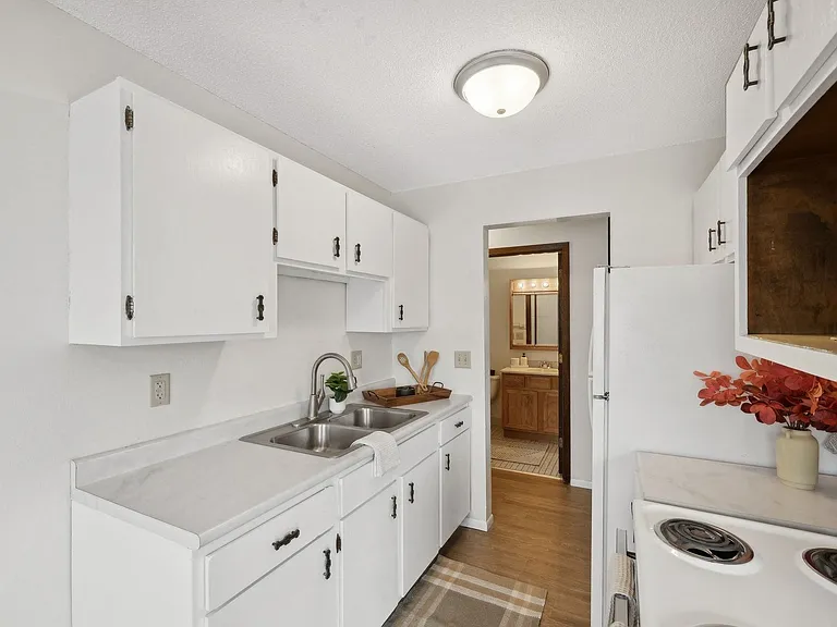 Van Dyke Apartments — Photo 31