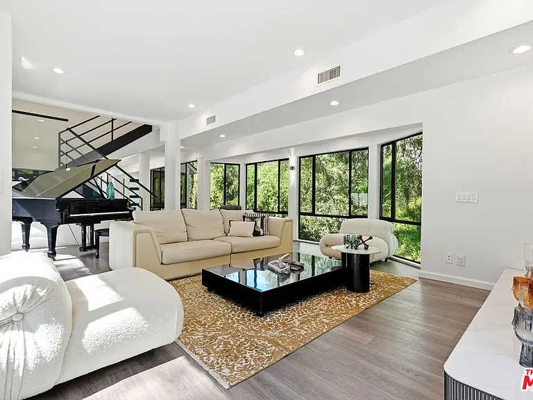 2350 Benedict Canyon Dr — Photo 12