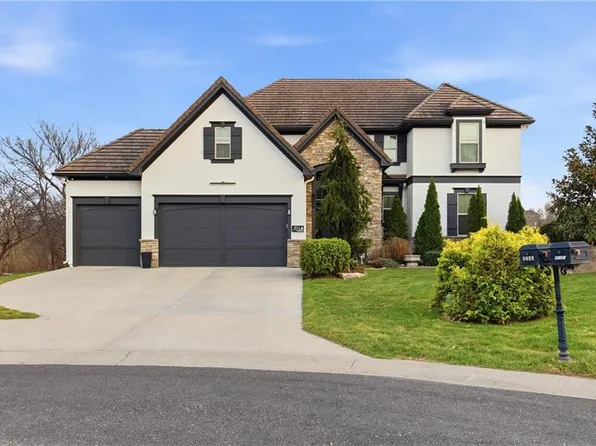 9014 Chestnut St, Lenexa, KS 66220