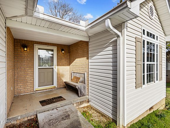 2nd image of 450 Emerts View Cir