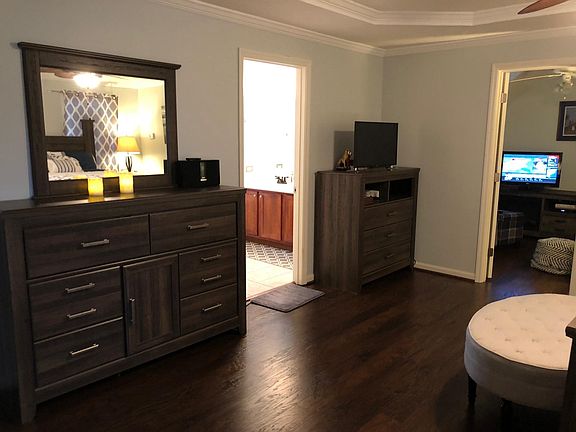 Master bedroom, en-suite bathroom