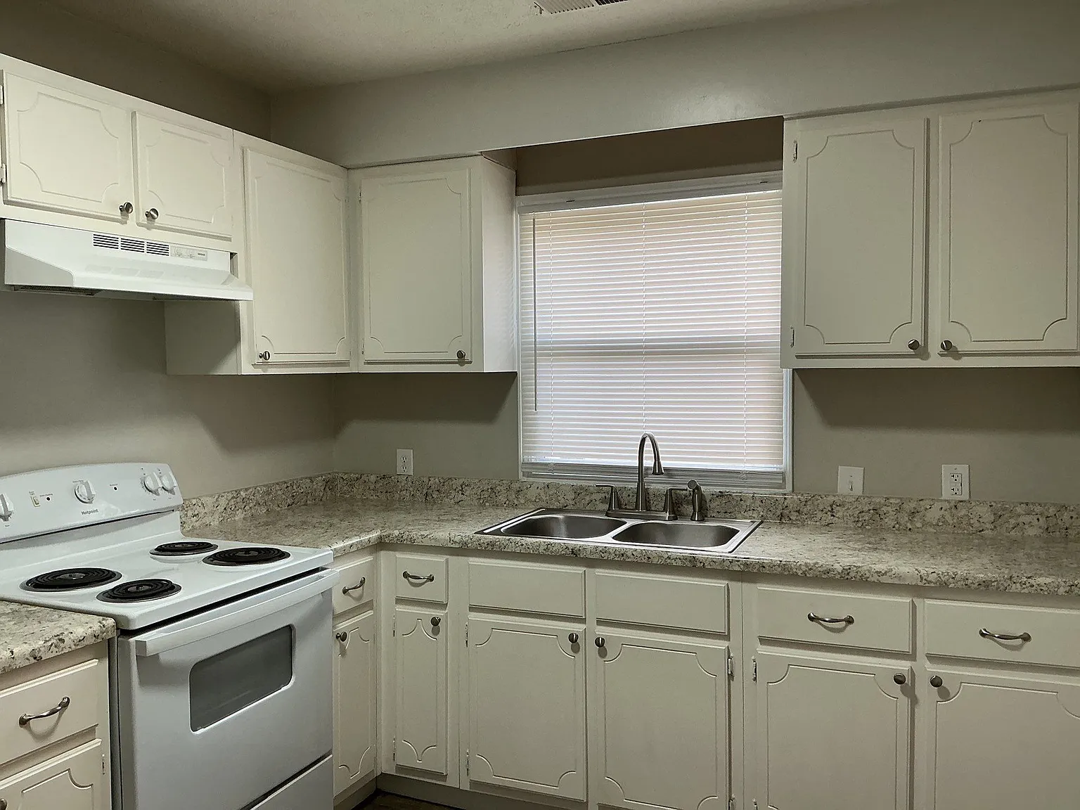 2 bed, 1044 sqft, $1,350 — Photo 2