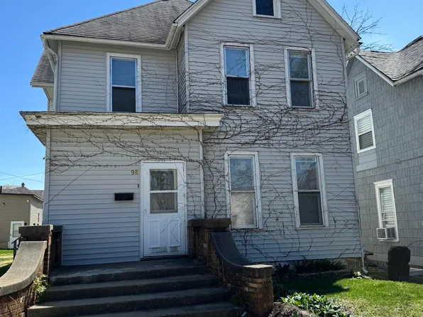 9 W Washington St, Freeport, IL 61032