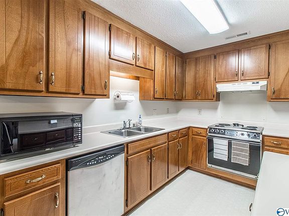 5th image of 1001 Brisbane Ln SE