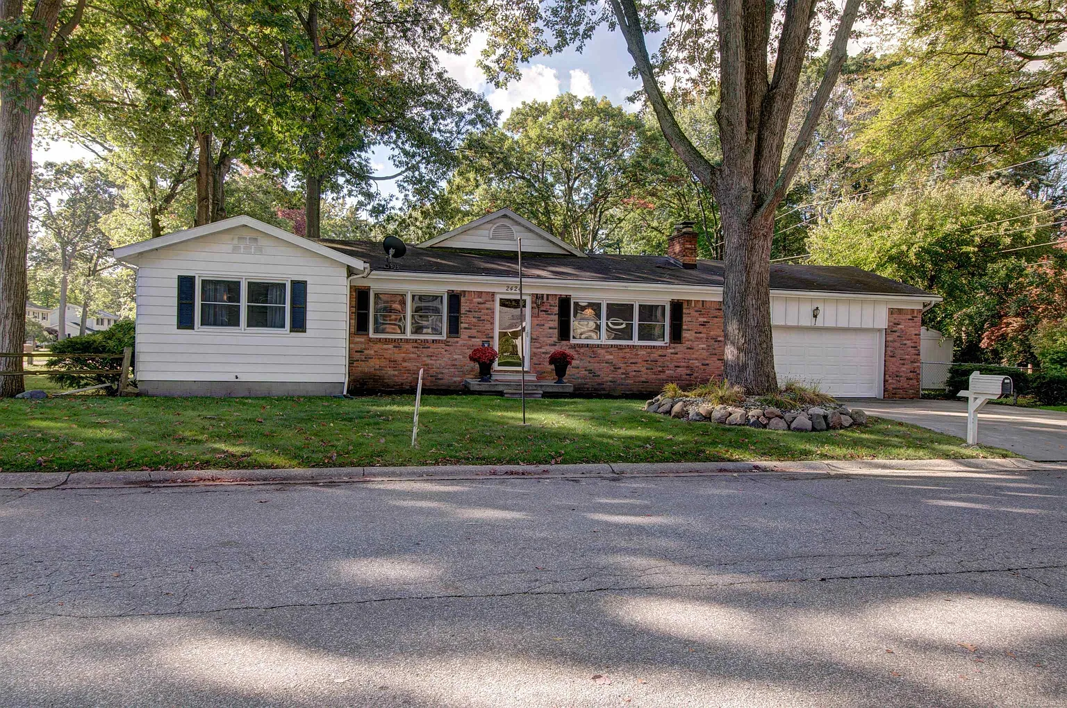 2424 Colonial Ln photo 1