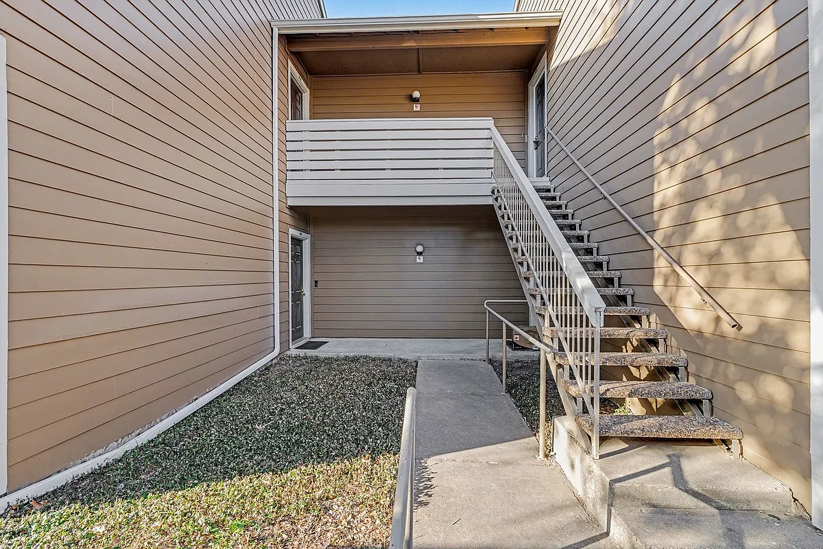 Building Photo - 3621 W Northgate Dr #230