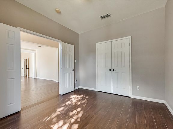4th image of 1379 Edmonton Dr