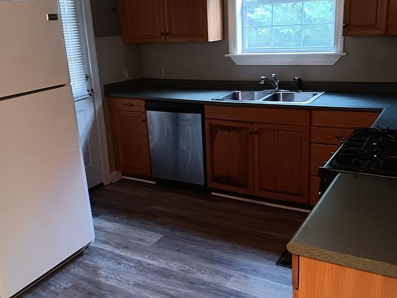 3rd image of 913 Clayton Ave #2