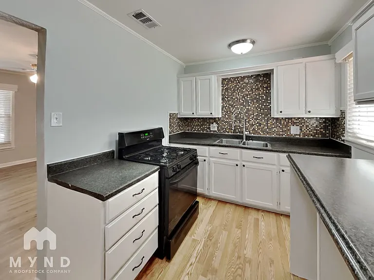 1207 Grace St — Photo 6