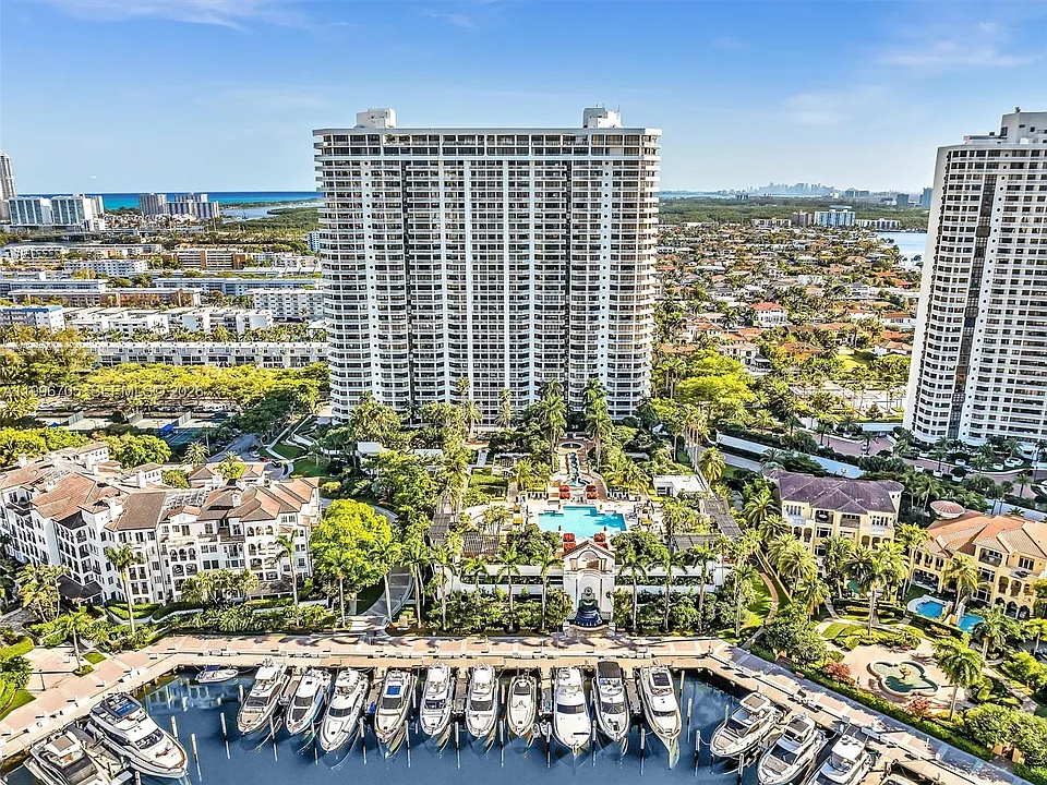 2000 Island Blvd #1203