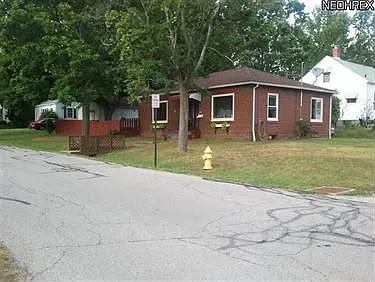 124 Hillcrest St photo 1