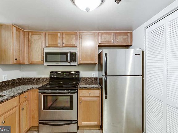 4th image of 1001 N Vermont St APT 205