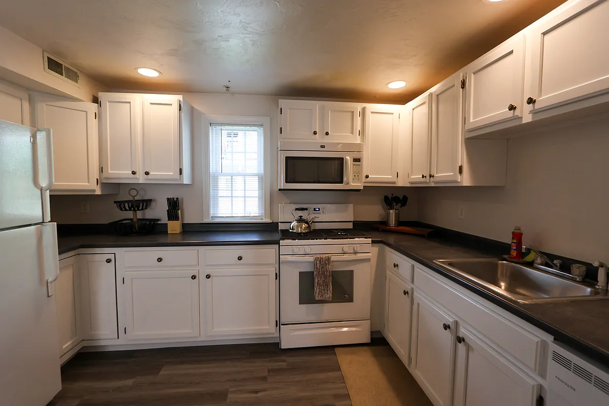 Building Photo - 24 Jay St #B