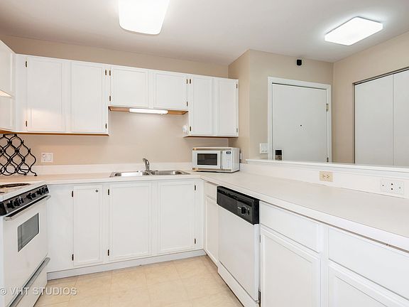 5th image of 605 Barrington Ave APT 228