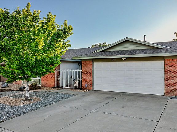 2nd image of 637 Monte Alto Dr NE