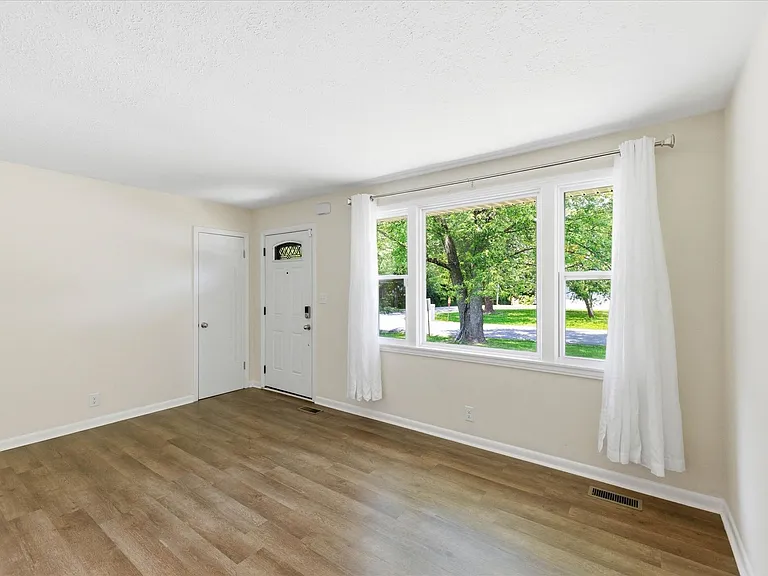 37 Hillsboro Rd — Photo 8