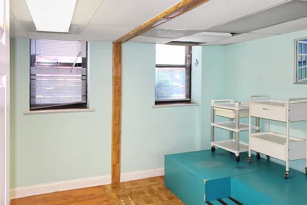 Sold by Thomas Lipovetsky, LREB | media 8