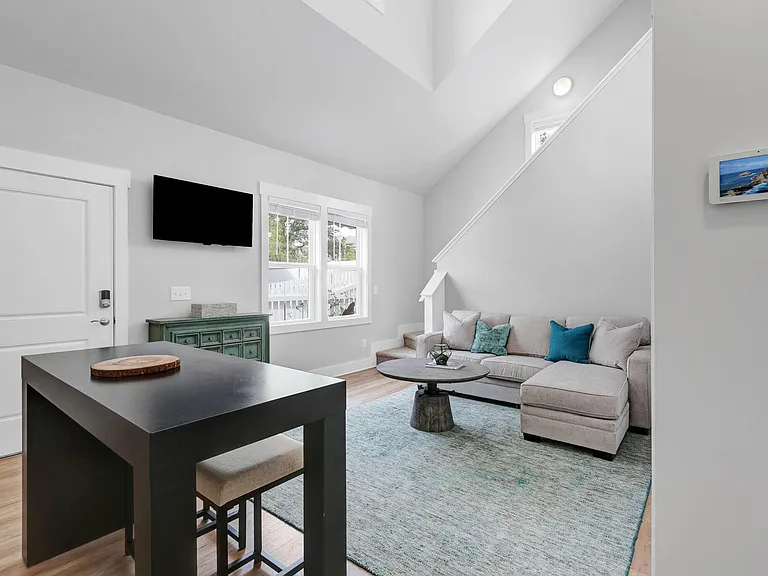 HIGH CEILINGS WITH LOTS OF NATURAL LIGHT