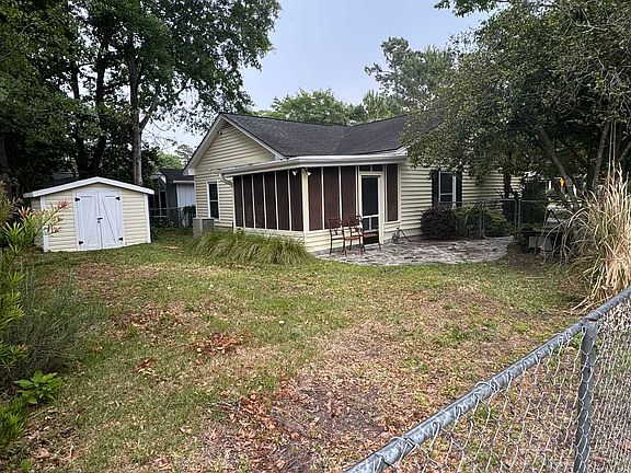 3rd image of 301 Stratford Pl.