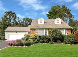 1 Oxford Ln, Smithtown, NY 11787