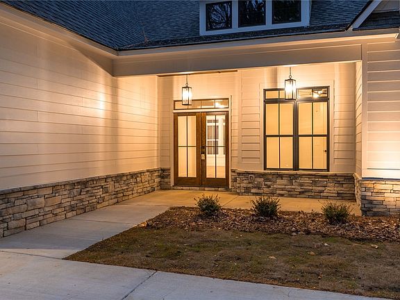 3rd image of 124 Fern Ridge Ln