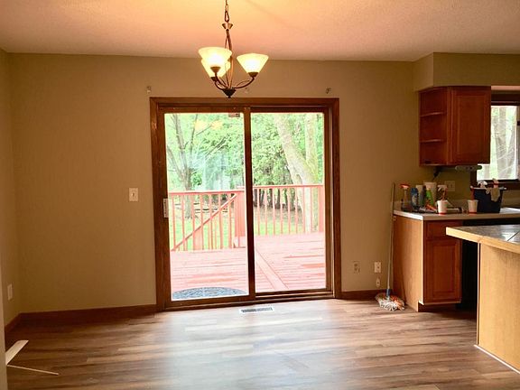 4th image of 99 Meadow Cir N