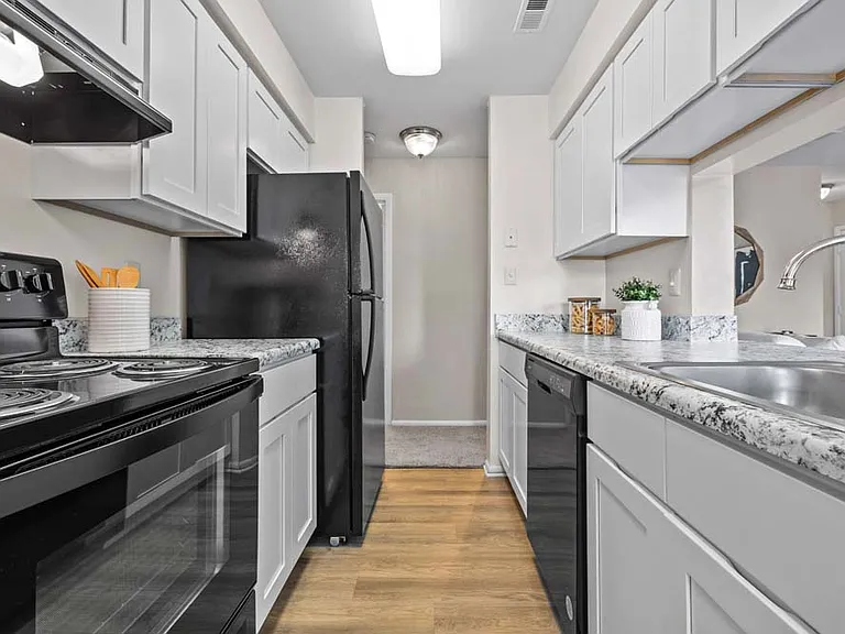 Runaway Bay Apartments — Photo 18