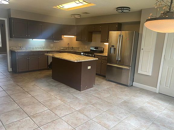 4th image of 801 E Lakeshore Dr