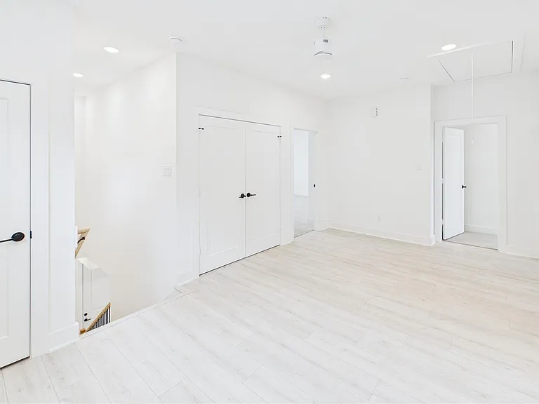 9609 Valeca Dr — Photo 16
