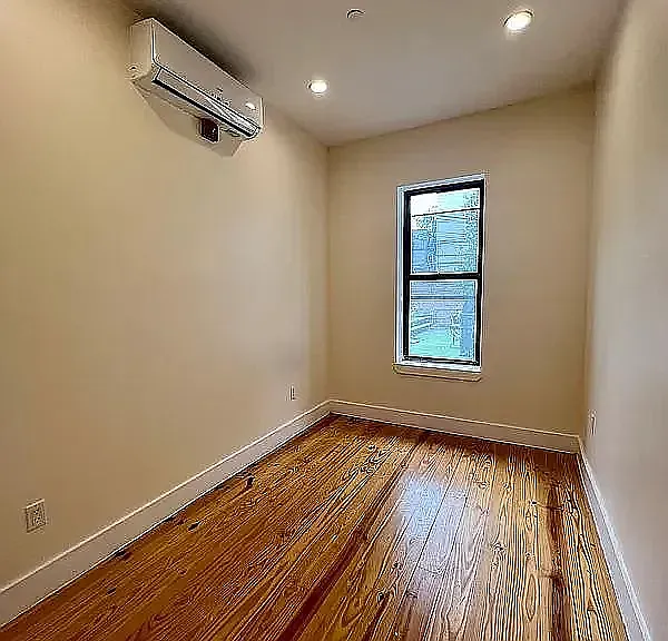 570 Evergreen Ave #1L — Photo 10